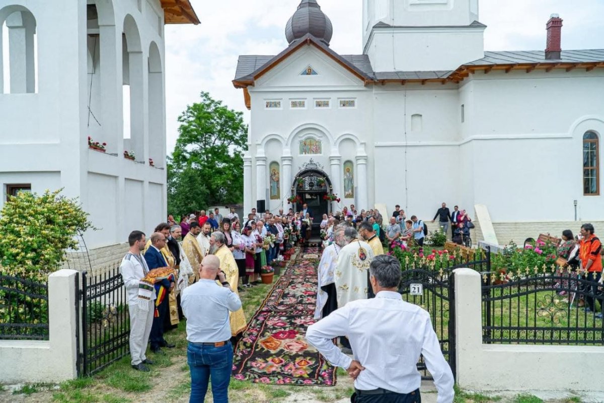 Clopotnița Parohiei Ionășeni, binecuvântată de Mitropolitul Moldovei și Bucovinei 334493