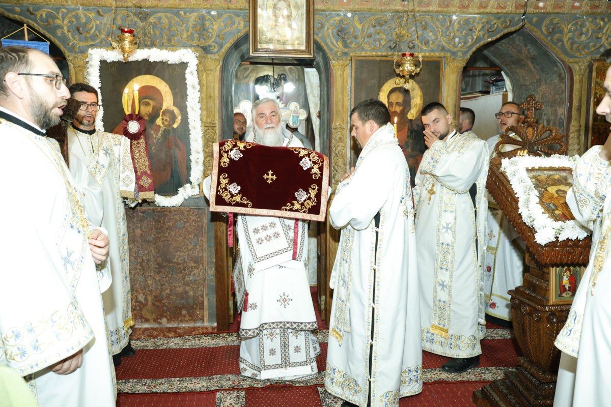 Liturghie arhierească de hramul unei biserici gorjene 334841