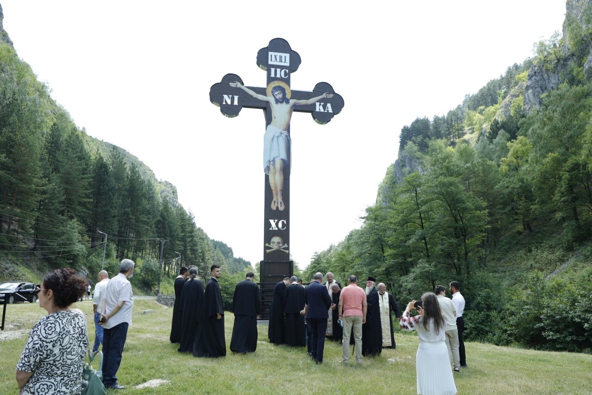 Liturghie arhierească de hramul unei biserici gorjene 334842