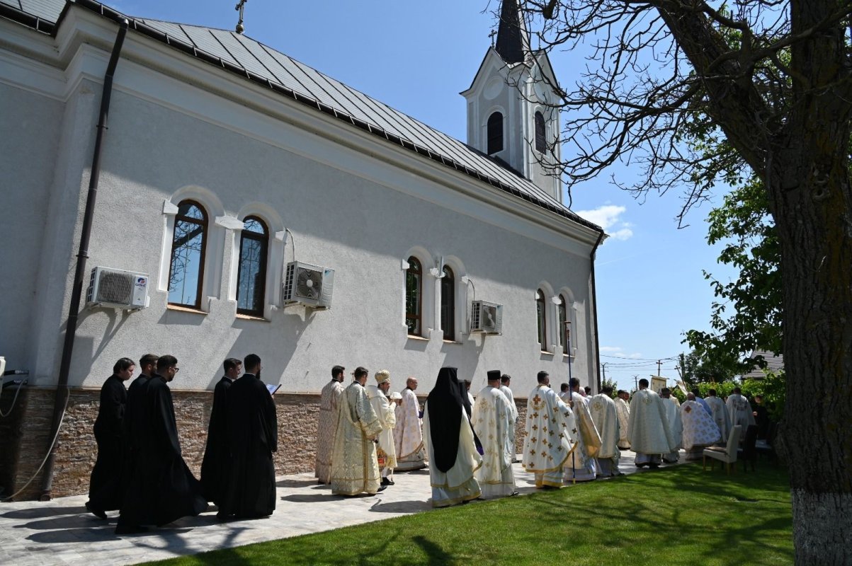 Sfinţirea Bisericii „Pogorârea Sfântului Duh” din parohia bihoreană Gepiu 334811