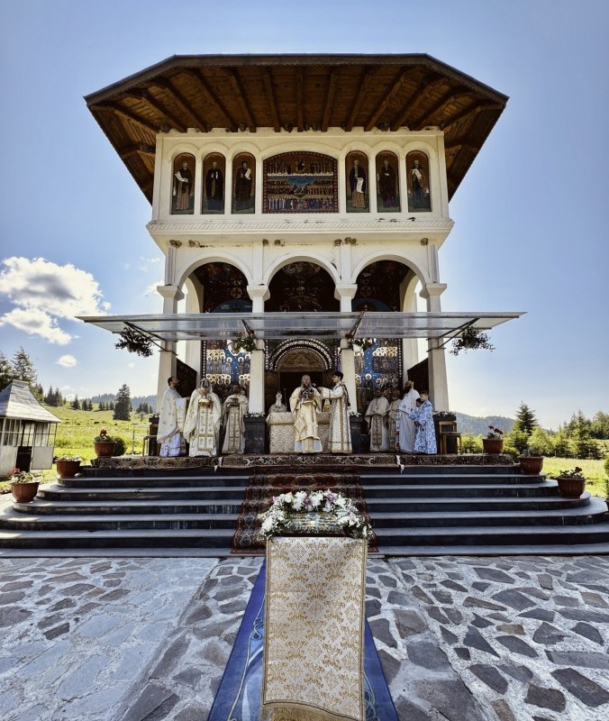 Hramul schitului de la Gura Izvorului, judeţul Harghita 334892