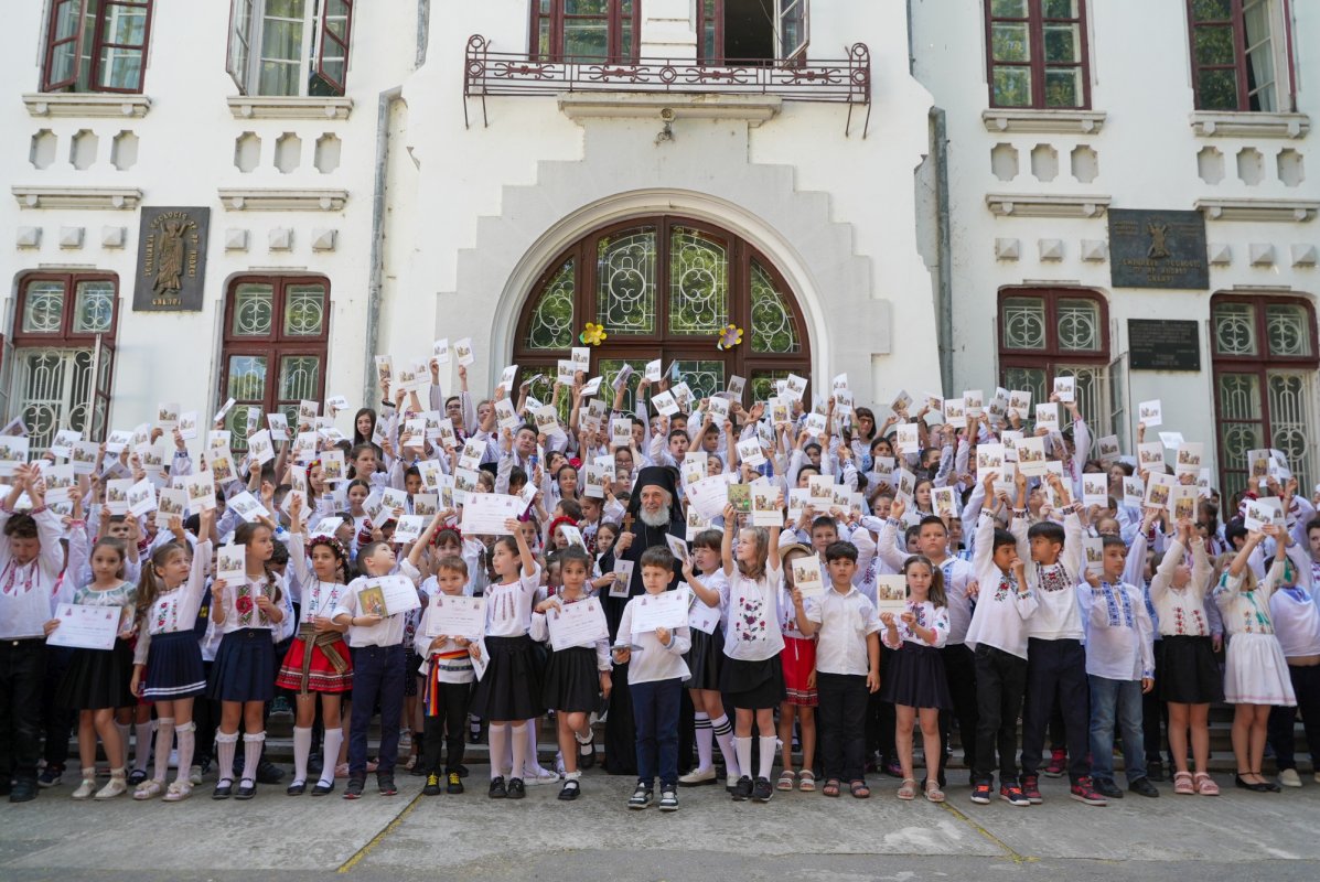 Darul păstorului și recunoștința copiilor în lumina Sfinților Români 335027