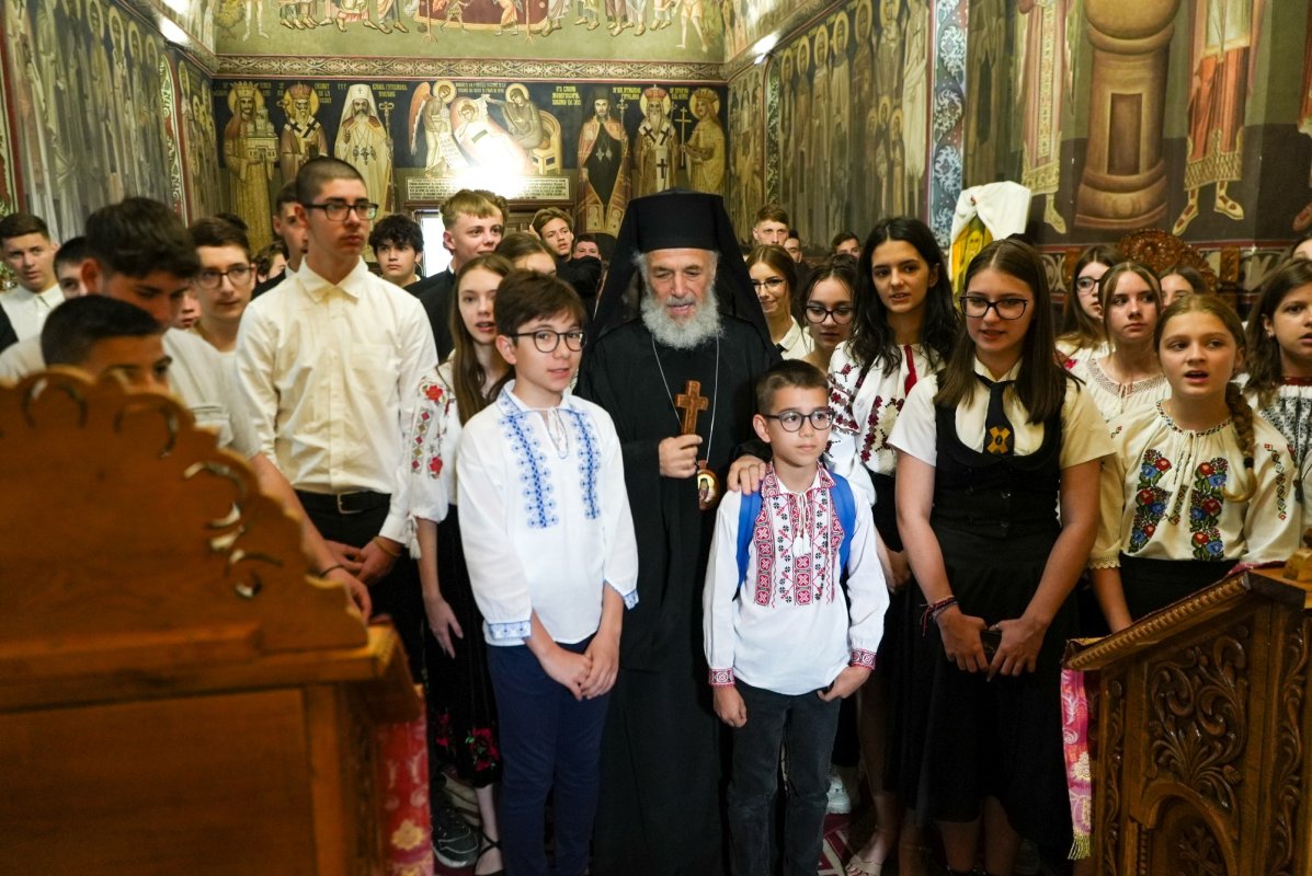 Darul păstorului și recunoștința copiilor în lumina Sfinților Români 335029