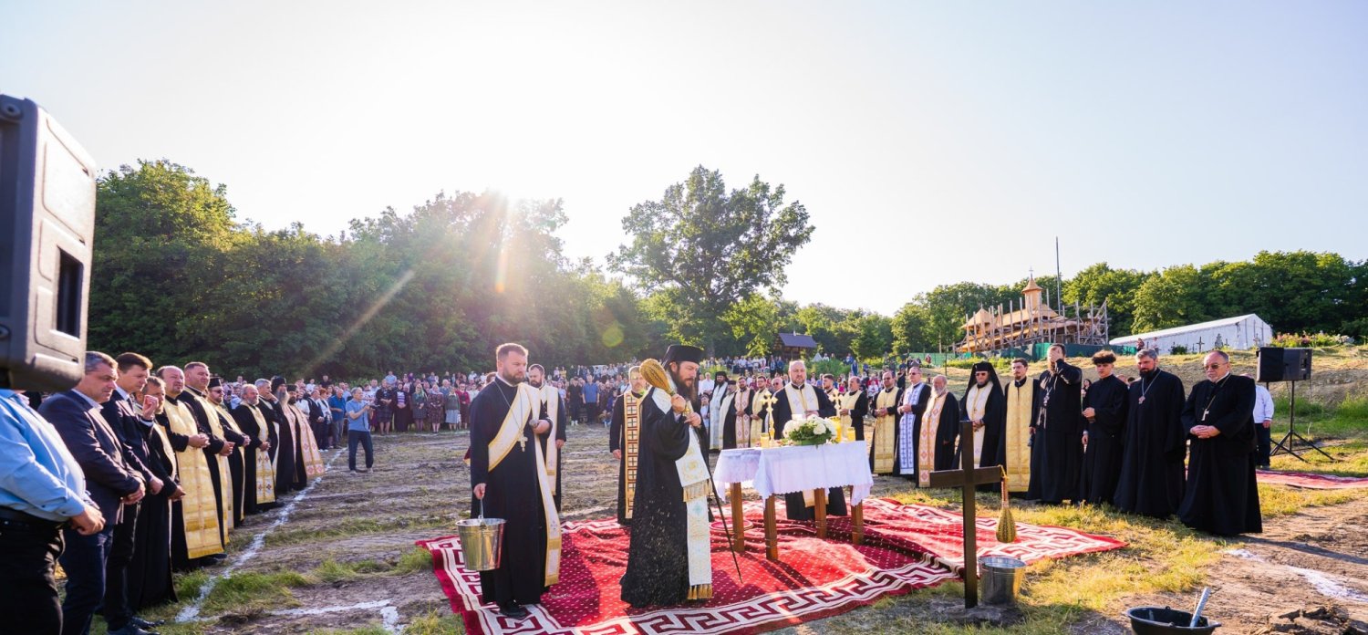 Sfințirea locului în care va fi ridicată biserica de zid a Schitului Mănăstioara-Udești 335011