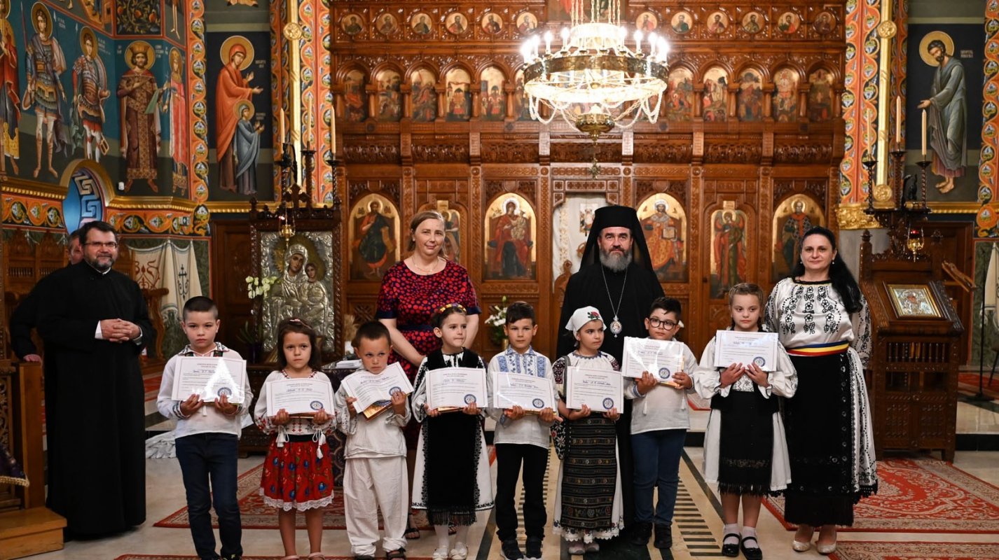 Festivitate de premiere a elevilor la Catedrala Episcopală din Deva 335076