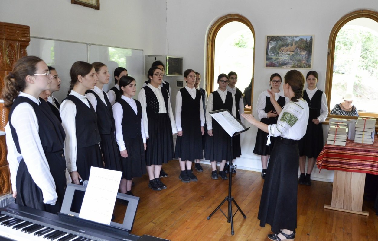 Serbarea finalului de an școlar la Seminarul Teologic de la Mănăstirea Prislop 335079