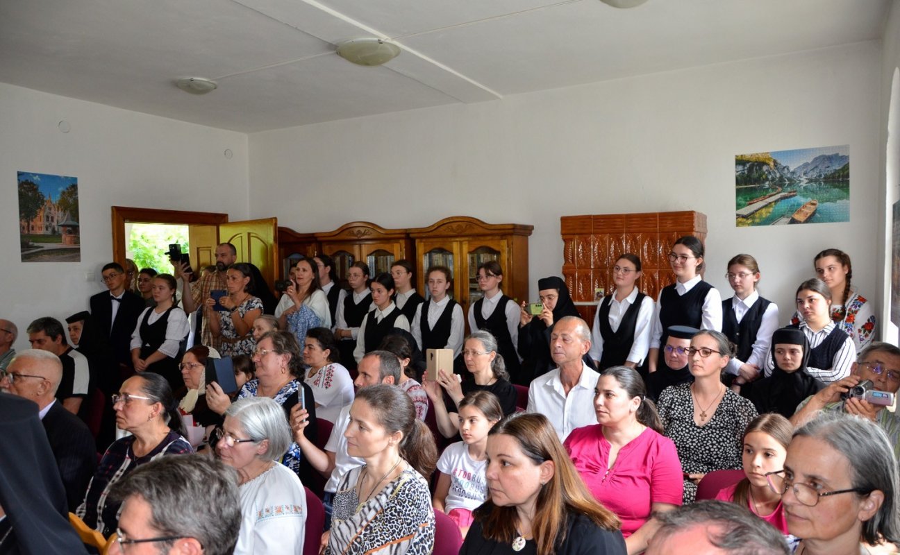 Serbarea finalului de an școlar la Seminarul Teologic de la Mănăstirea Prislop 335080