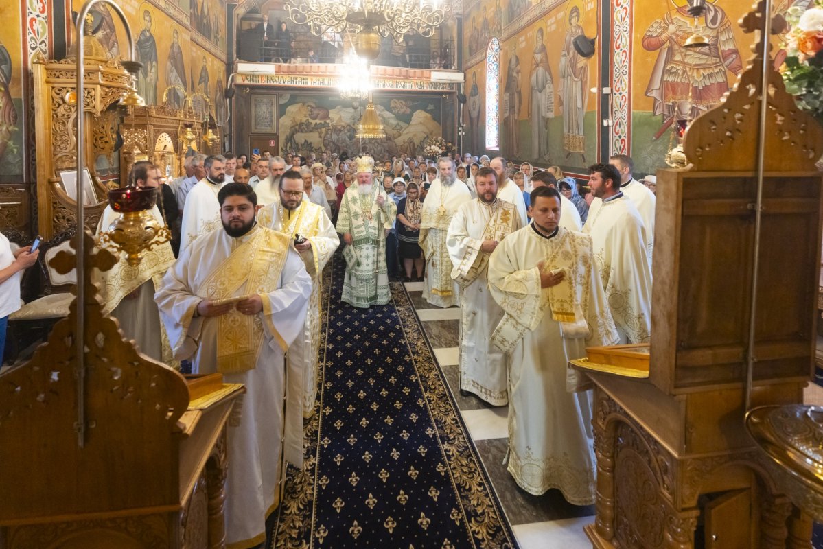 Sărbătoare la mănăstirea bucureșteană închinată sfinților din neamul nostru 335243