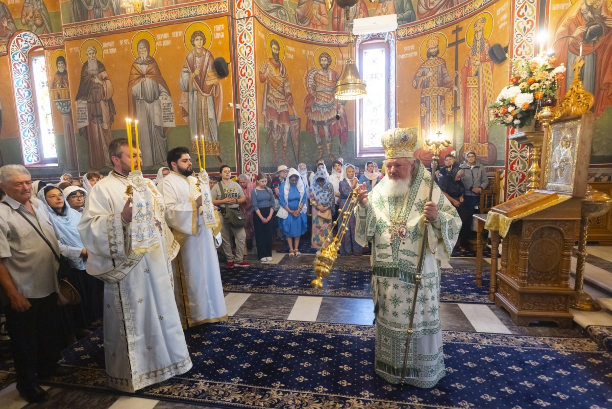 Sărbătoare la mănăstirea bucureșteană închinată sfinților din neamul nostru 335245