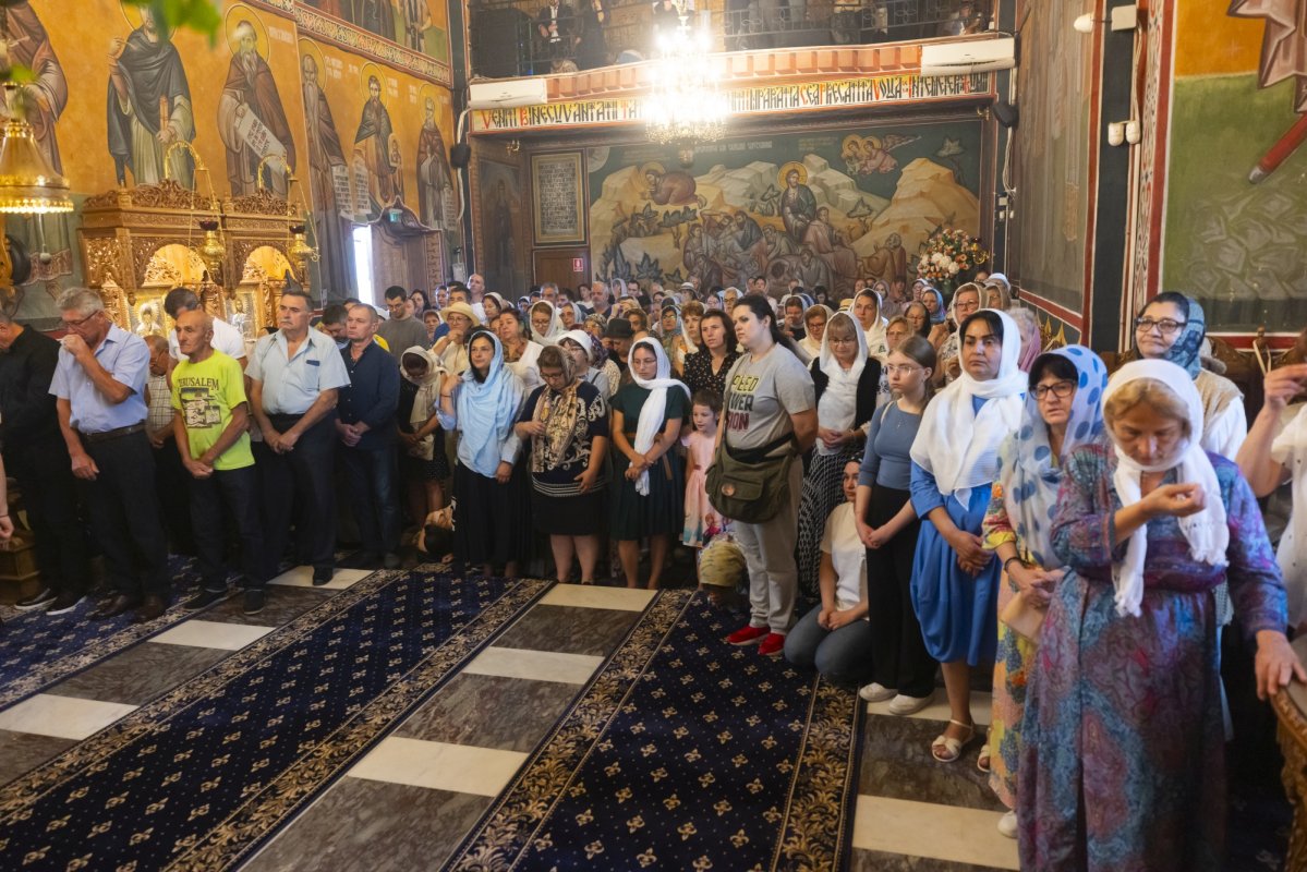 Sărbătoare la mănăstirea bucureșteană închinată sfinților din neamul nostru 335246