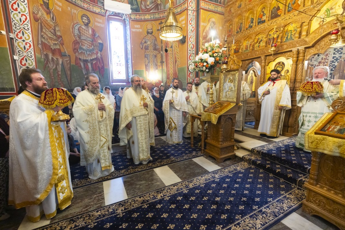 Sărbătoare la mănăstirea bucureșteană închinată sfinților din neamul nostru 335251