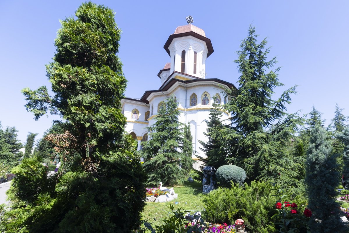 Sărbătoare la mănăstirea bucureșteană închinată sfinților din neamul nostru 335252