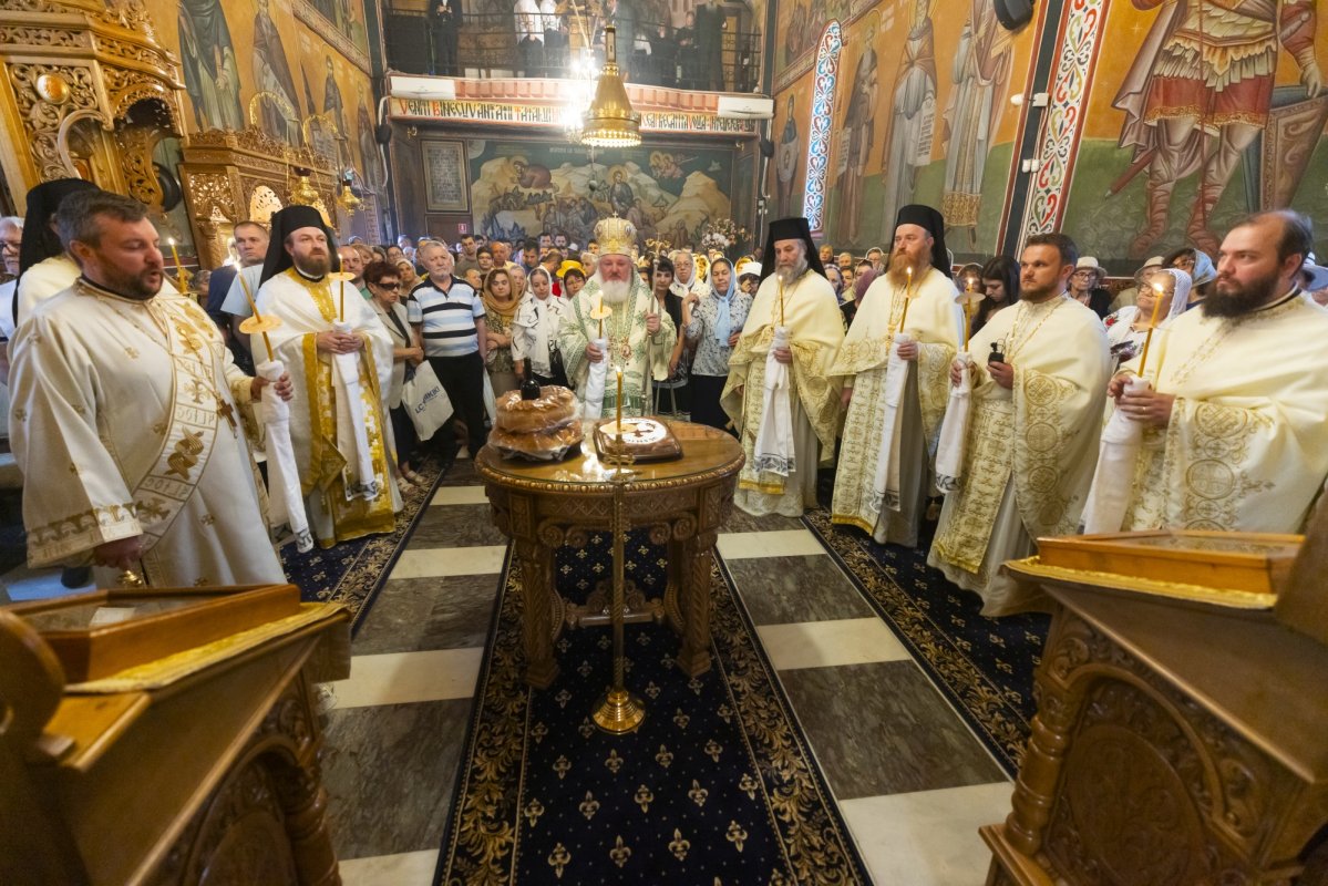 Sărbătoare la mănăstirea bucureșteană închinată sfinților din neamul nostru 335253