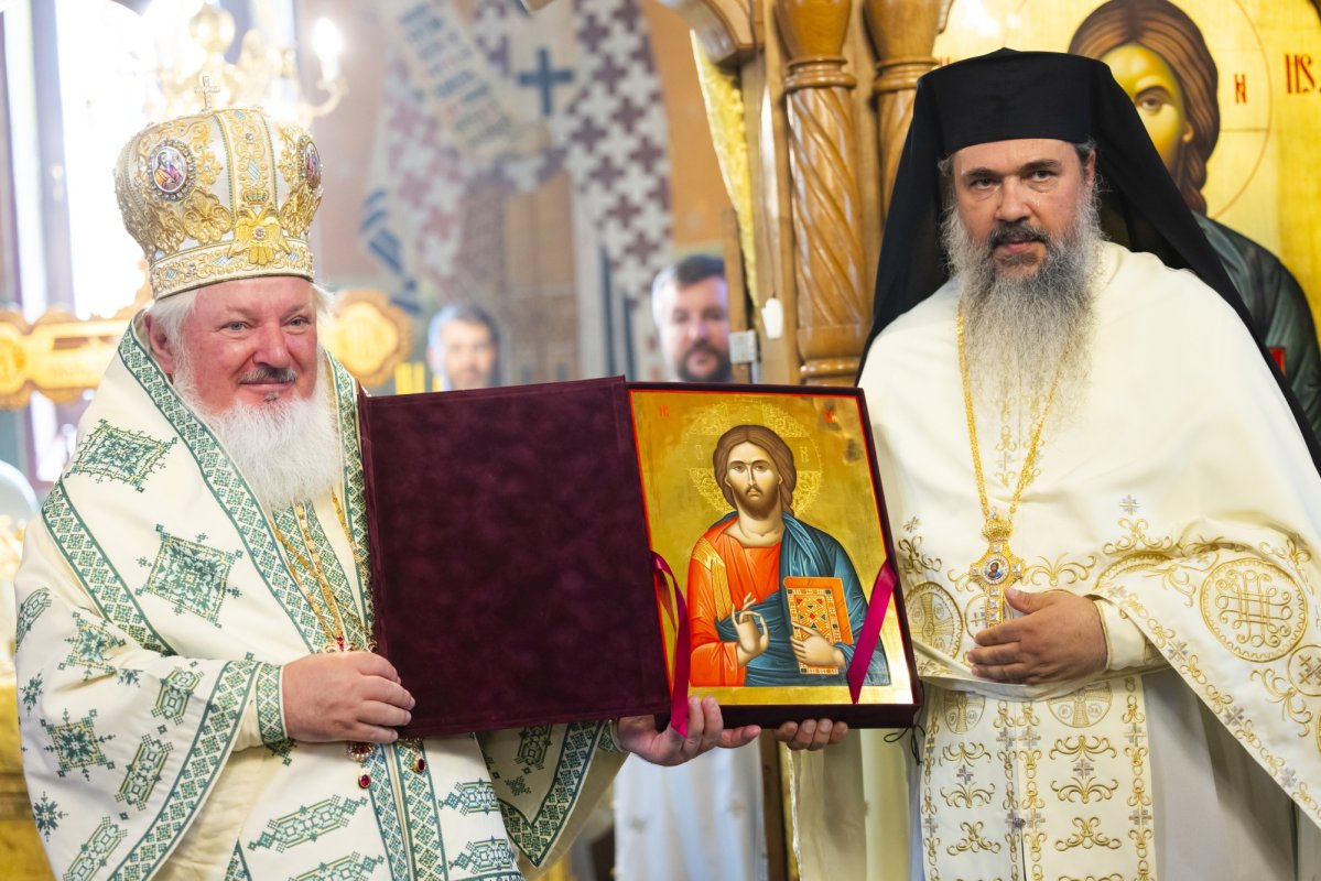 Sărbătoare la mănăstirea bucureșteană închinată sfinților din neamul nostru 335254