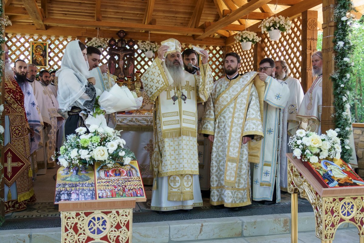 Sfinții români sărbătoriți la Mănăstirea Bucium 335340