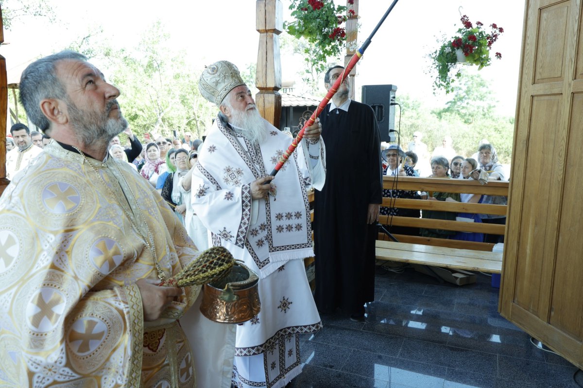 Mitropolitul Olteniei a slujit într-o comunitate din Dolj 335303