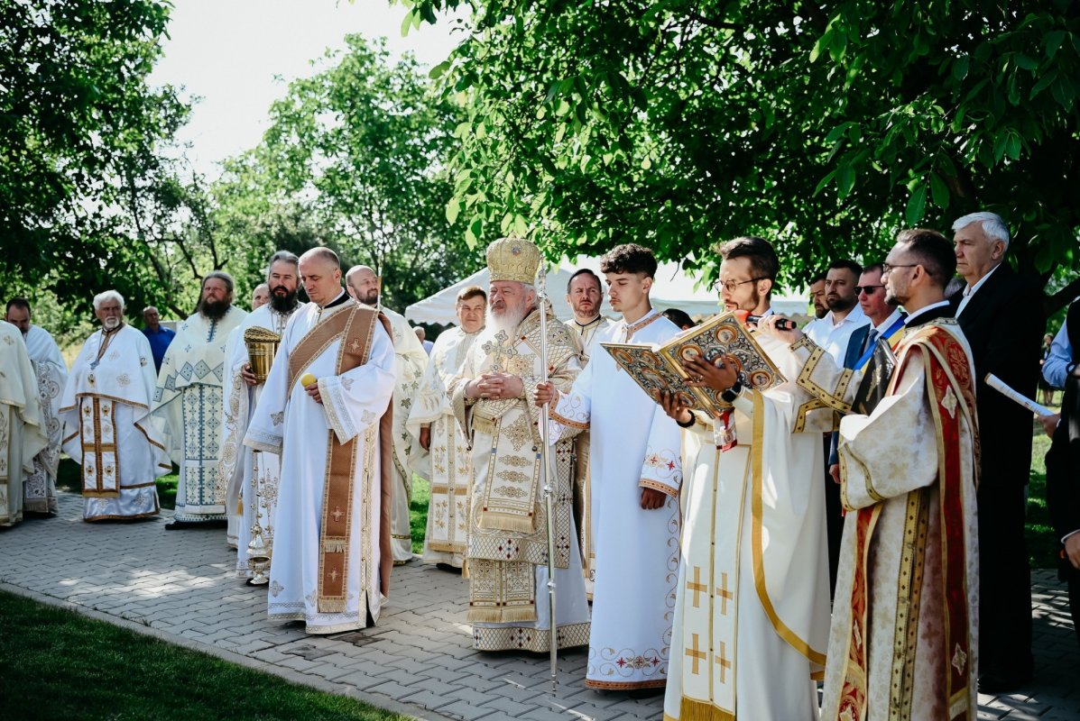 Resfințirea Bisericii „Sfinții Arhangheli Mihail și Gavriil” din Bața 335284