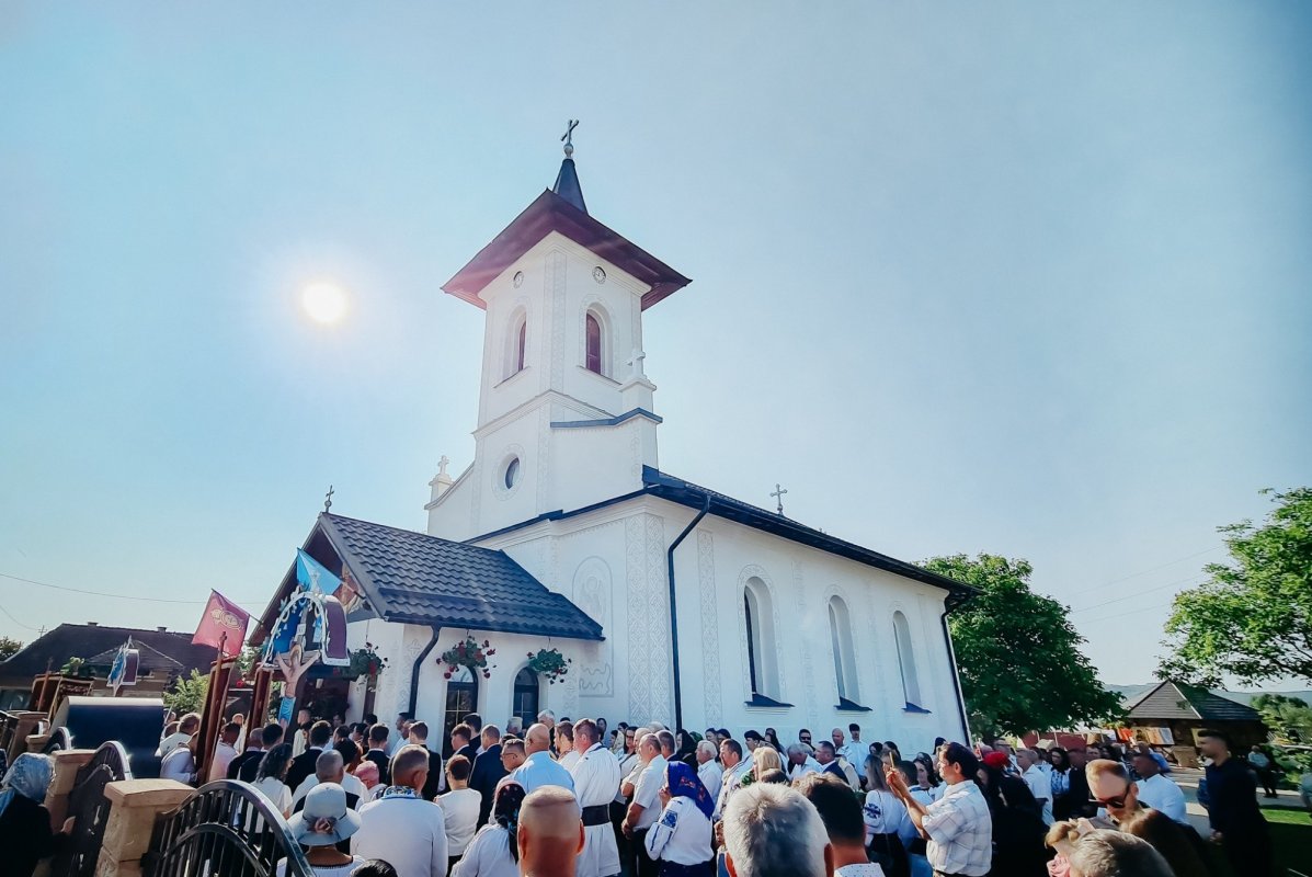 Resfințirea Bisericii „Sfinții Arhangheli Mihail și Gavriil” din Bața 335285