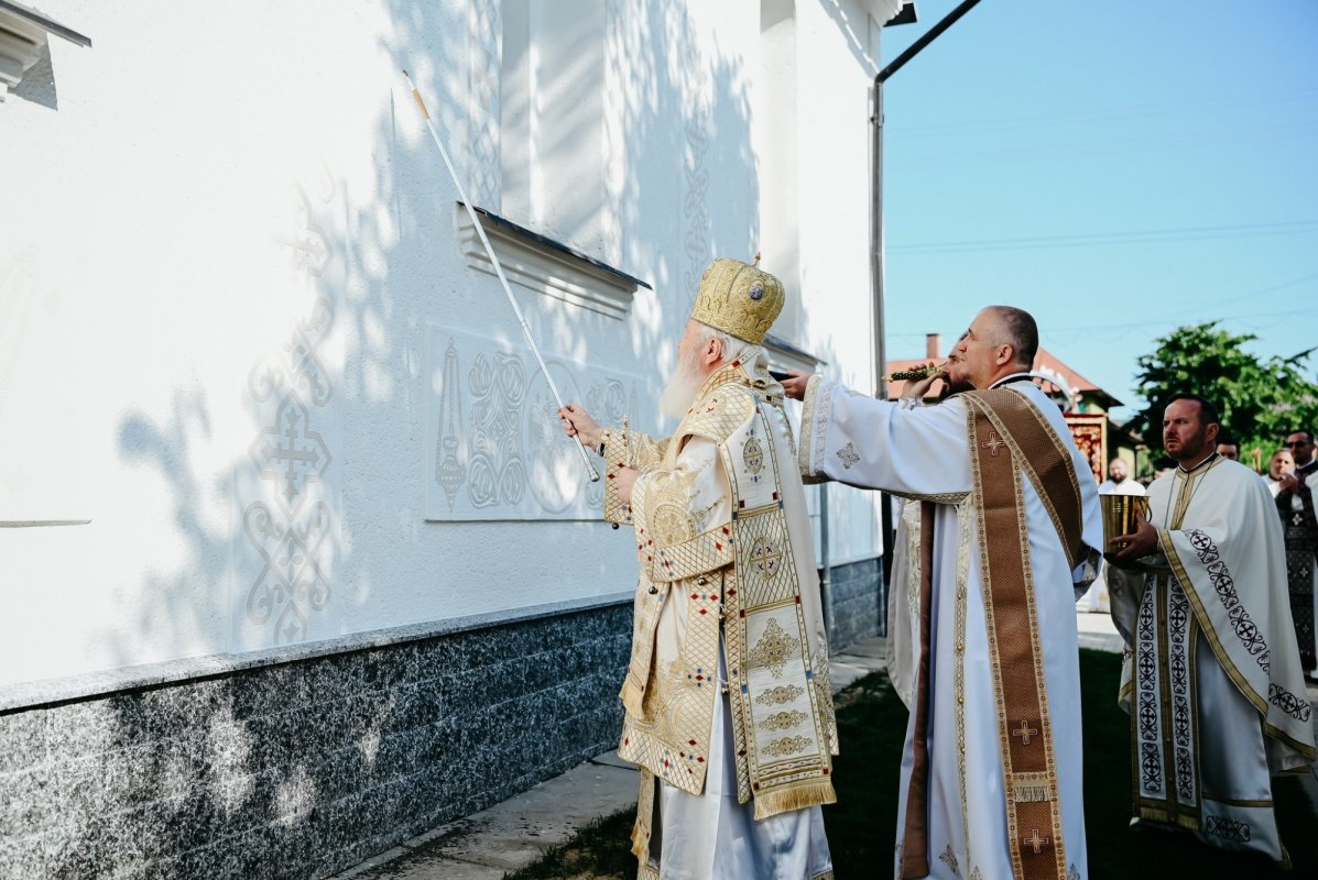 Resfințirea Bisericii „Sfinții Arhangheli Mihail și Gavriil” din Bața 335286