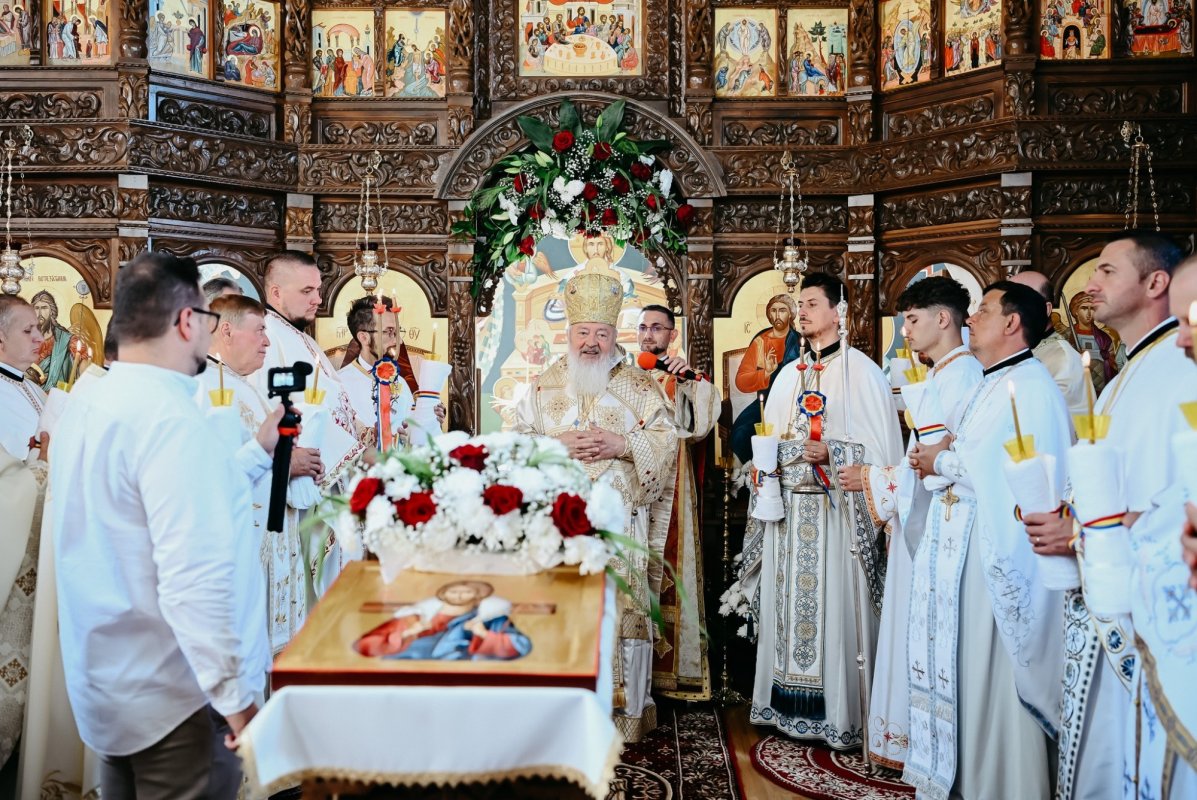 Resfințirea Bisericii „Sfinții Arhangheli Mihail și Gavriil” din Bața 335287