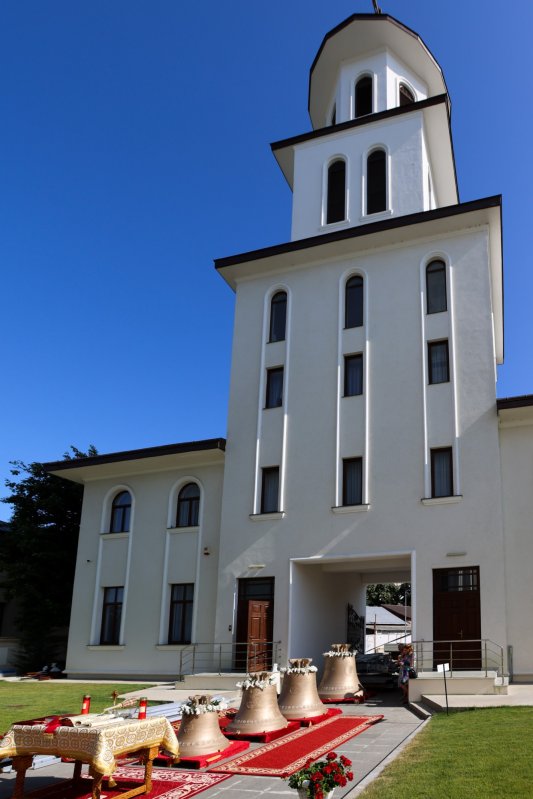 Clopotele Catedralei Unirii din Focșani au fost sfințite 335411