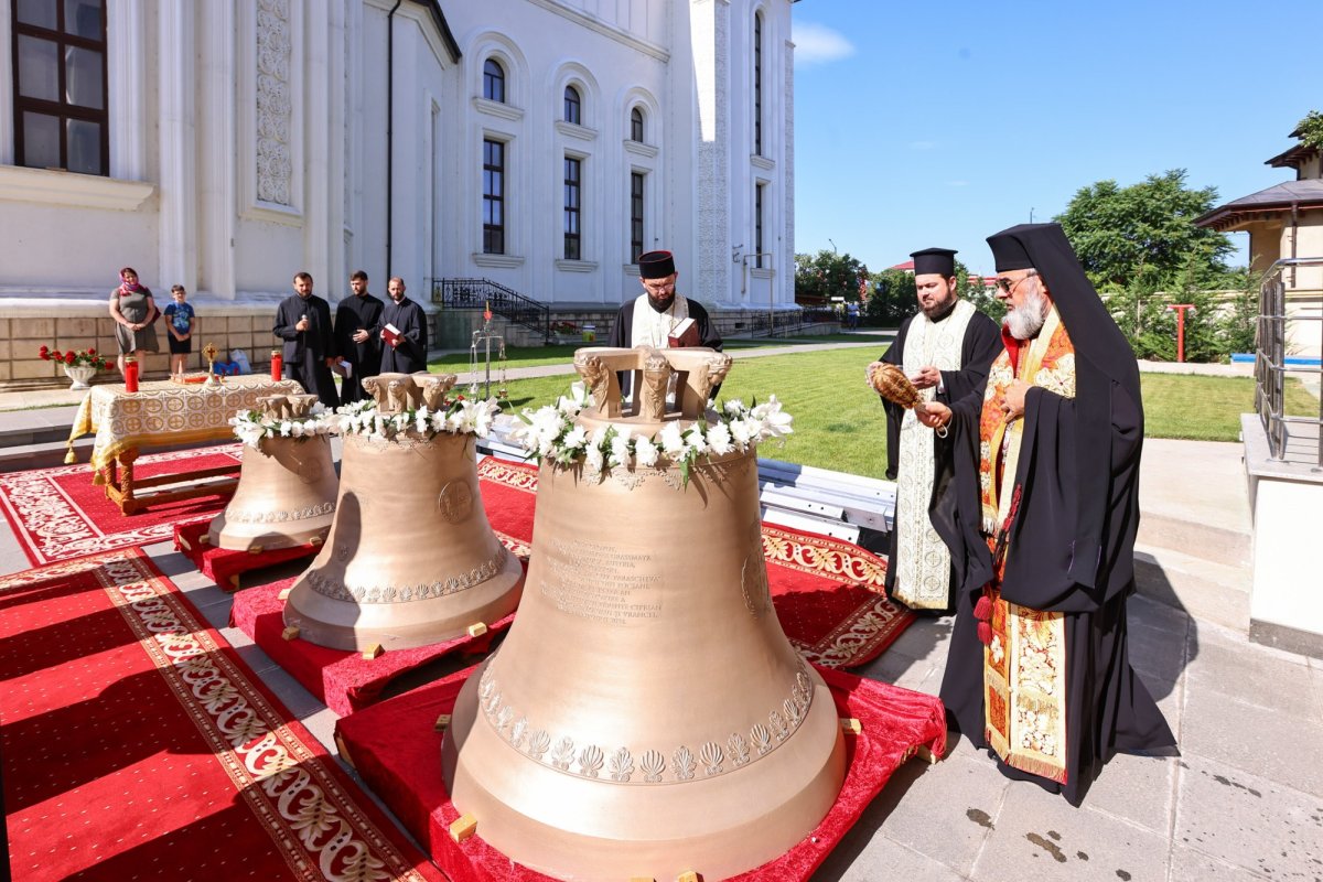 Clopotele Catedralei Unirii din Focșani au fost sfințite 335413