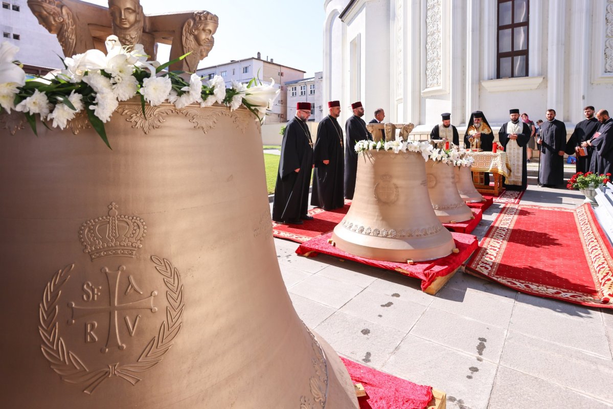 Clopotele Catedralei Unirii din Focșani au fost sfințite 335414