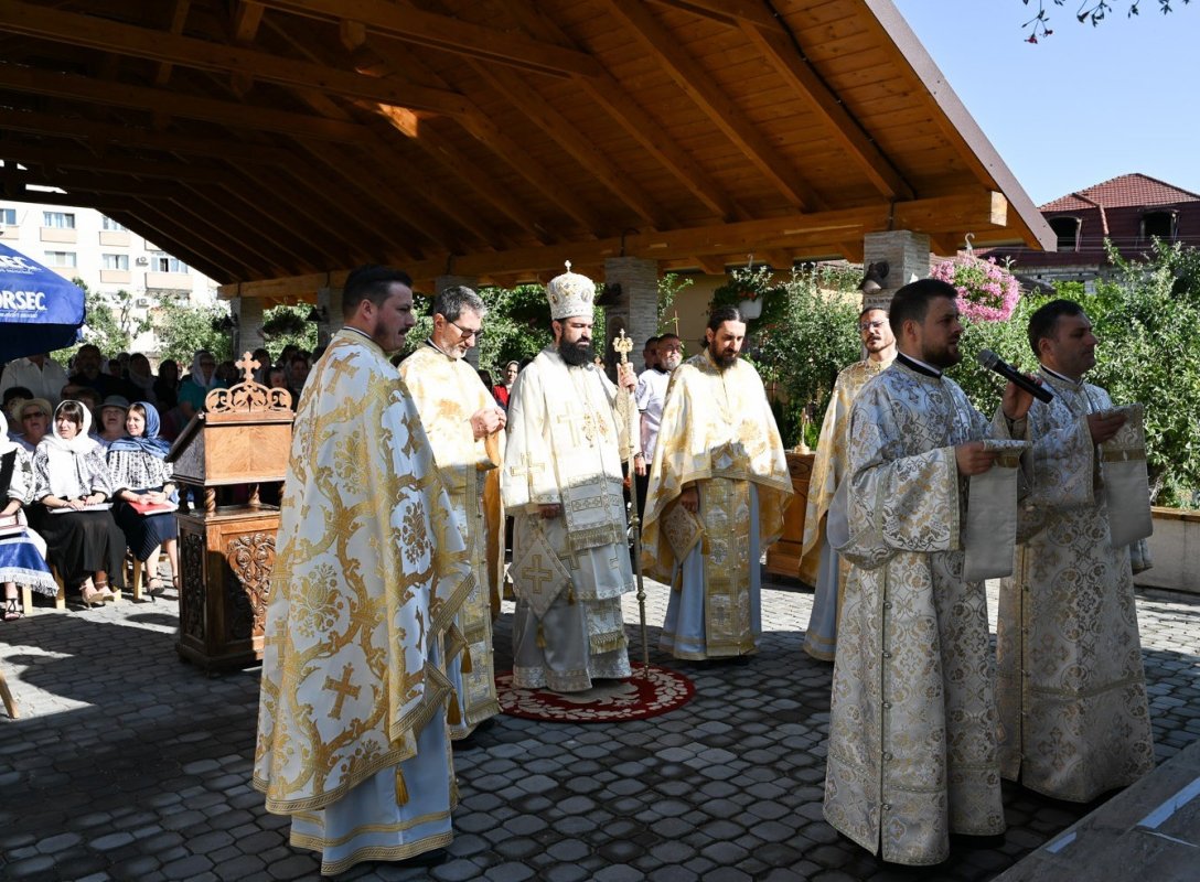 Slujirile ierarhilor hunedoreni în Duminica Sfinților Români 335417