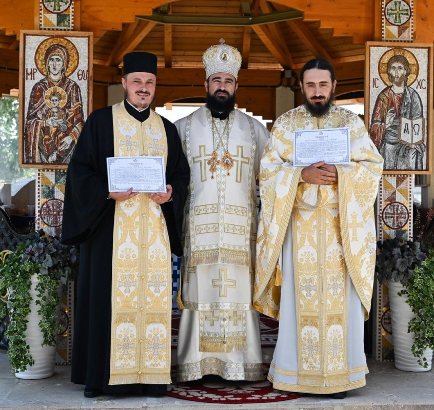 Slujirile ierarhilor hunedoreni în Duminica Sfinților Români 335418