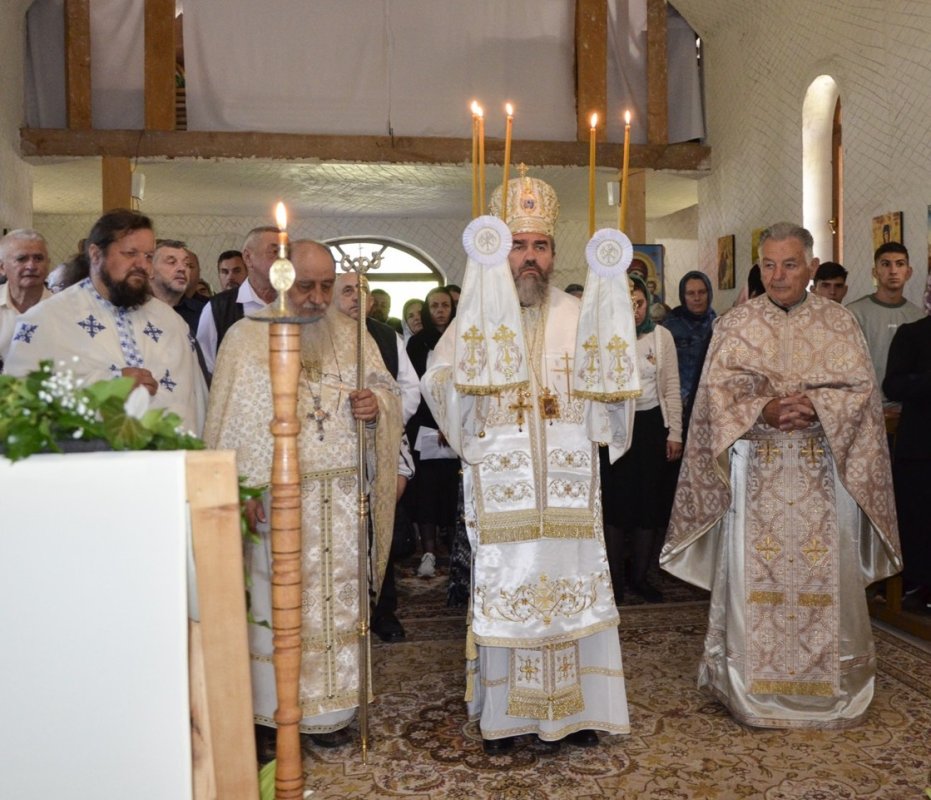 Slujirile ierarhilor hunedoreni în Duminica Sfinților Români 335419