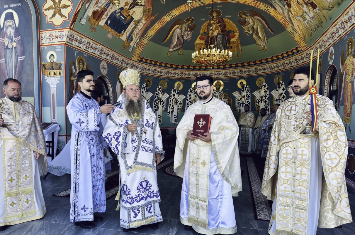 Praznic luminos la Mănăstirea Mărcuș 335523