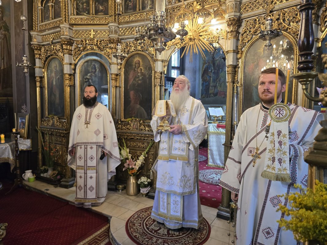 Slujire arhierească la „Biserica Grecescu” din Drobeta 335540