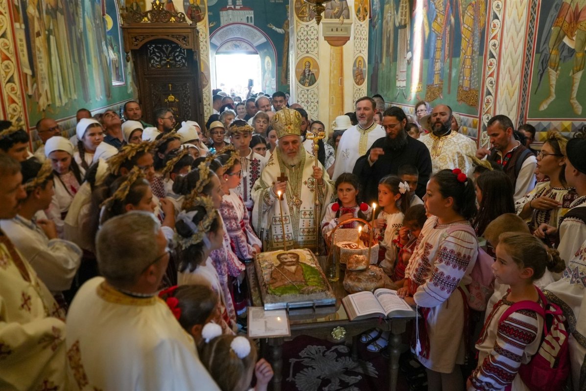 De la cununile mărturisitorilor la coronițele de sânziene ale copiilor 335555