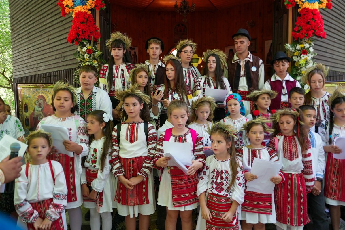 De la cununile mărturisitorilor la coronițele de sânziene ale copiilor 335556