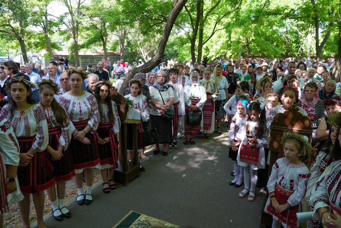 De la cununile mărturisitorilor la coronițele de sânziene ale copiilor 335557