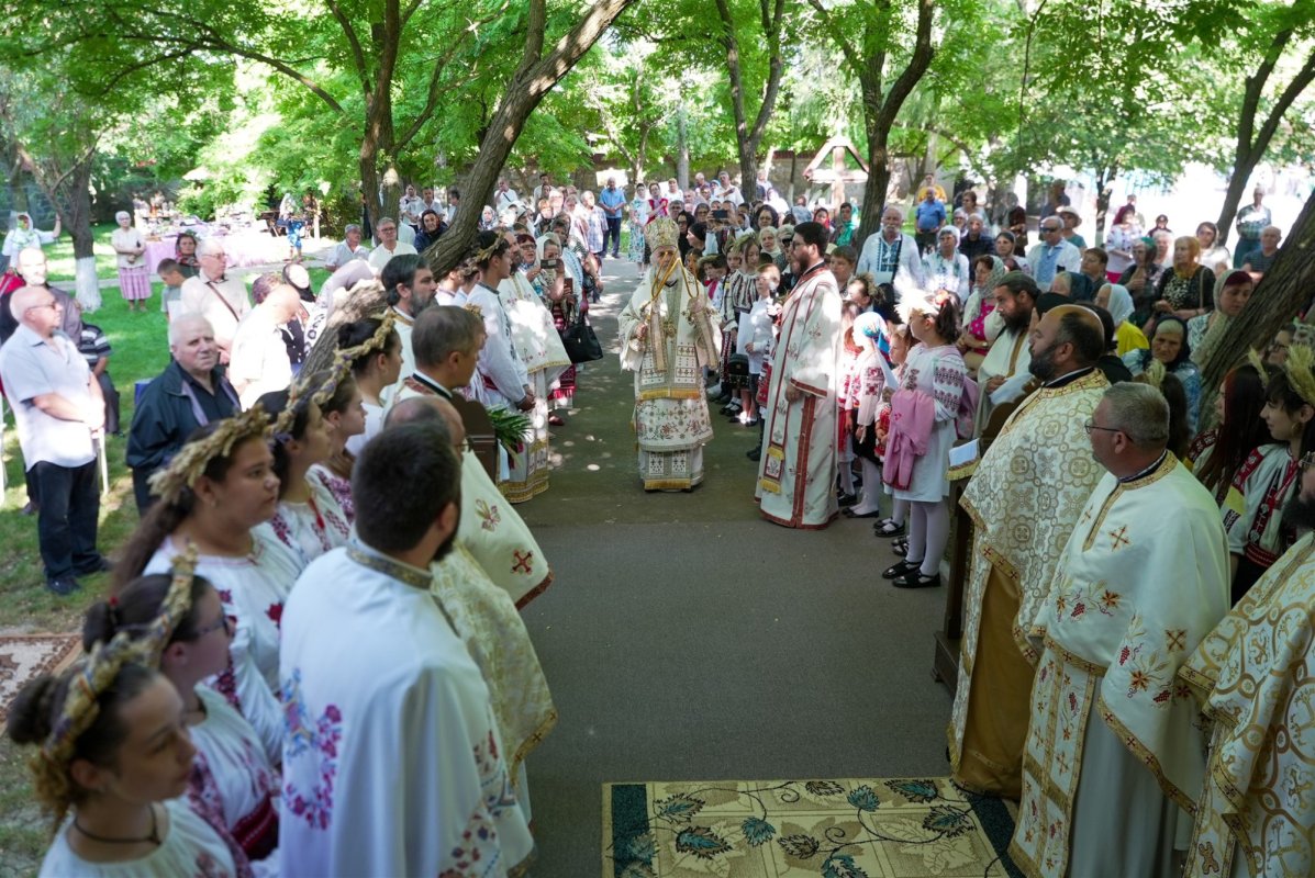 De la cununile mărturisitorilor la coronițele de sânziene ale copiilor 335558
