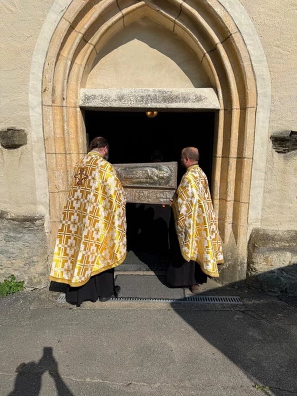 Pelerinaj cu sfinte moaște la parohii românești din sud-estul Austriei 335616