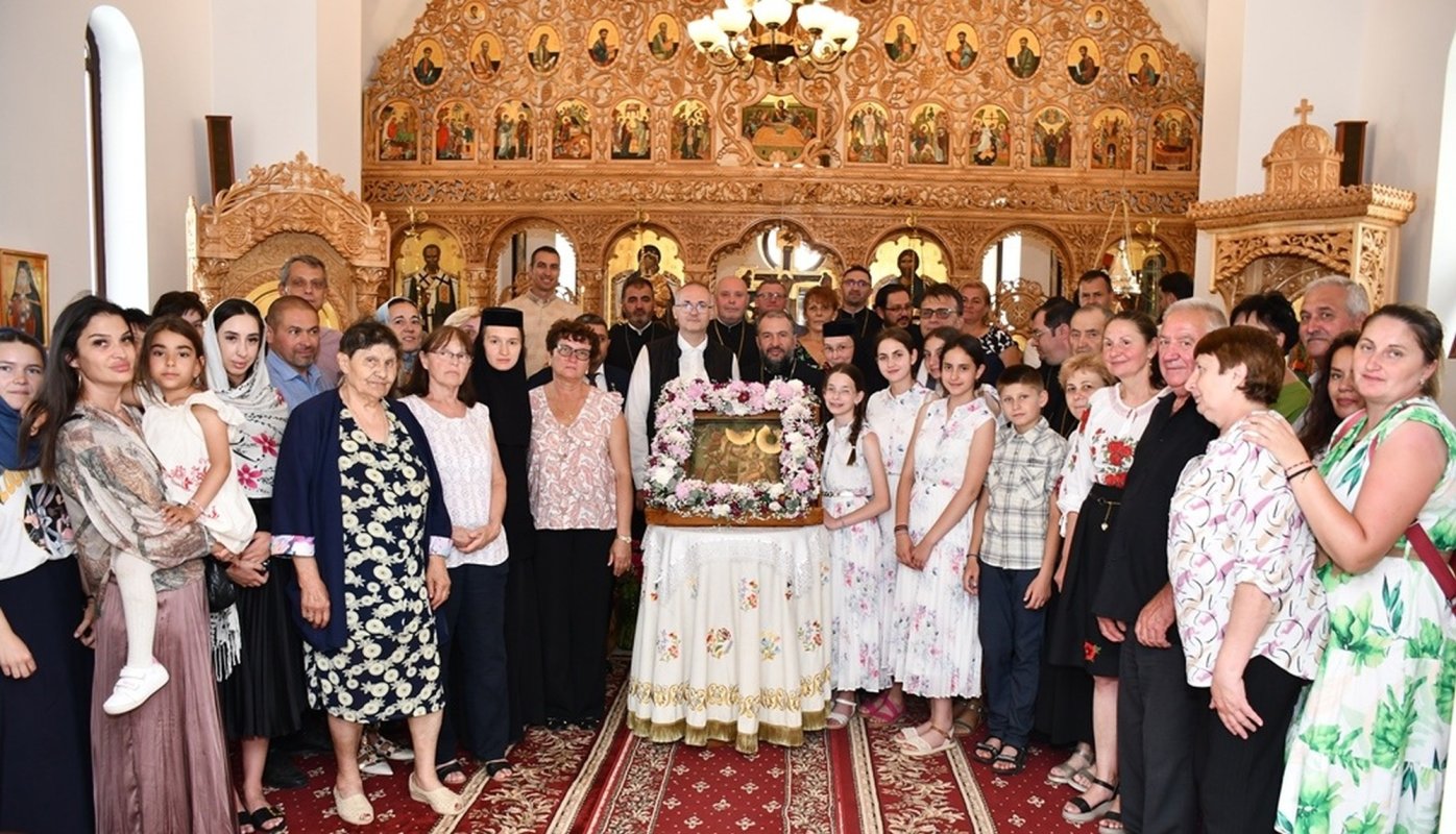 Procesiune cu o icoană istorică la Poiana Mărului 335603