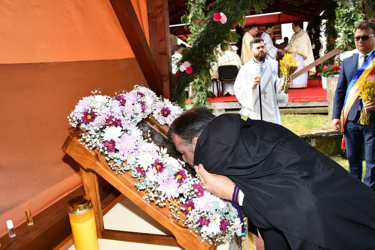 Procesiune cu o icoană istorică la Poiana Mărului 335604