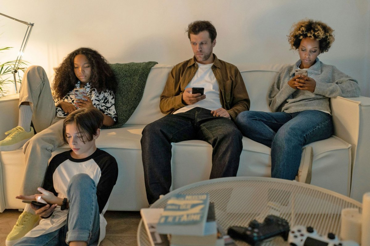 „Mami, tati, mă auziți?”. Înstrăinarea digitală 335105