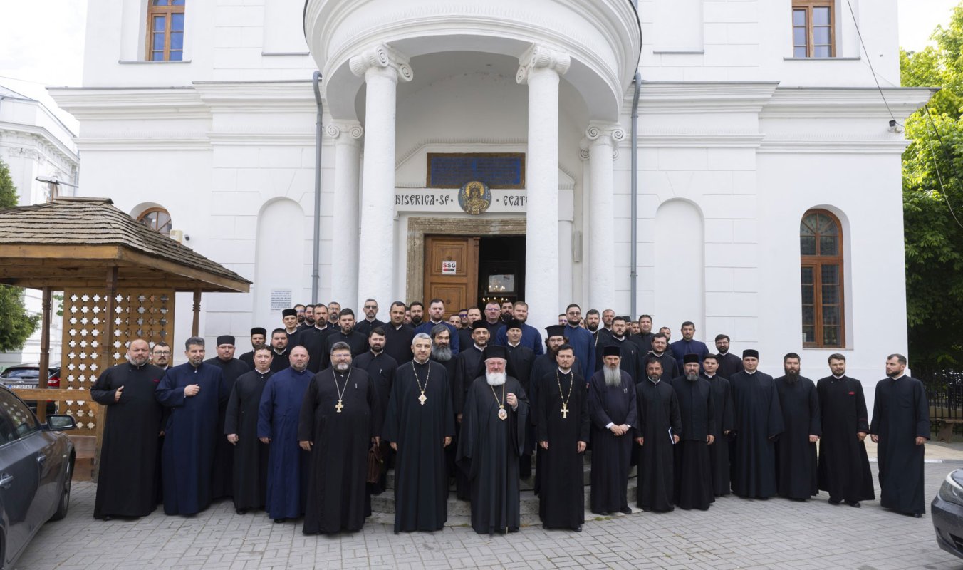 Cursuri pentru obținerea gradelor clericale organizate în Capitală 335804