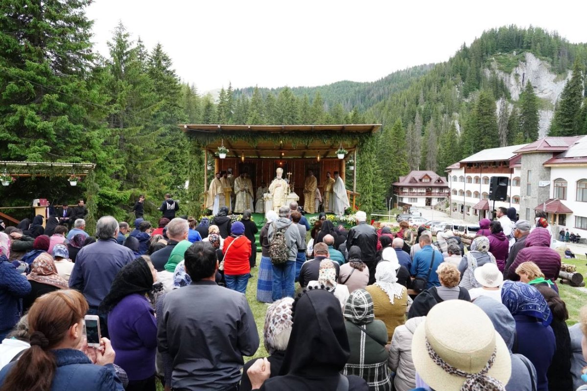 Pelerini din multe zone la Mănăstirea Peștera din Dâmbovița 335792