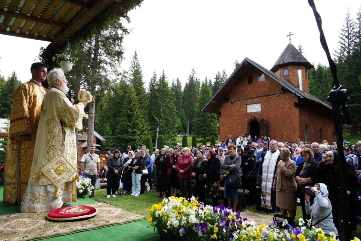 Pelerini din multe zone la Mănăstirea Peștera din Dâmbovița 335793