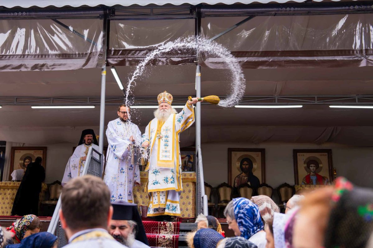 Sărbătoare luminoasă la Mănăstirea „Sfântul Ioan cel Nou de la Suceava” 335818