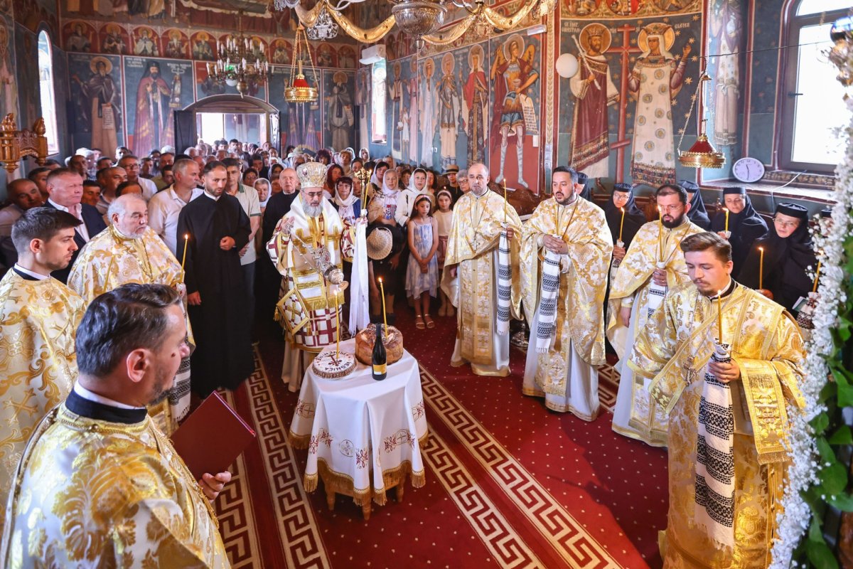 Sfinții Apostoli cinstiți la Mănăstirea Sihastru din Vrancea 335790