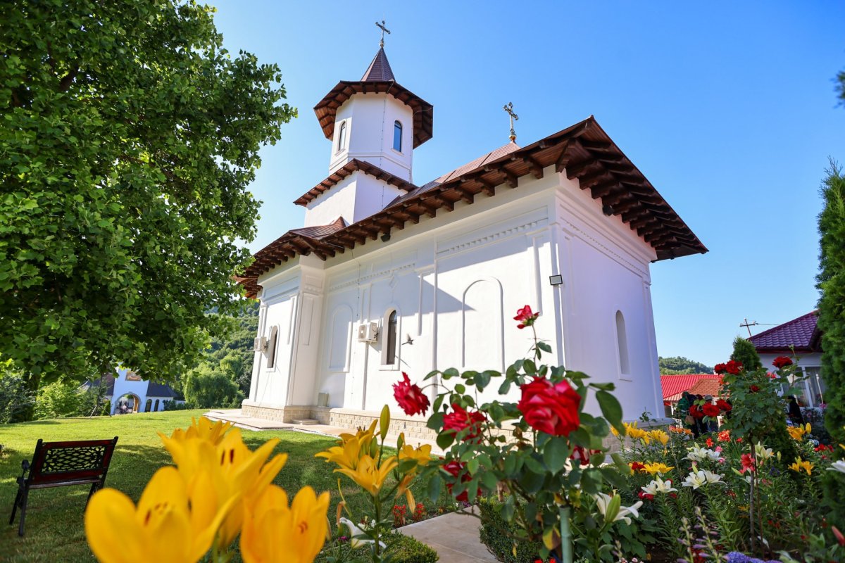 Sfinții Apostoli cinstiți la Mănăstirea Sihastru din Vrancea 335791