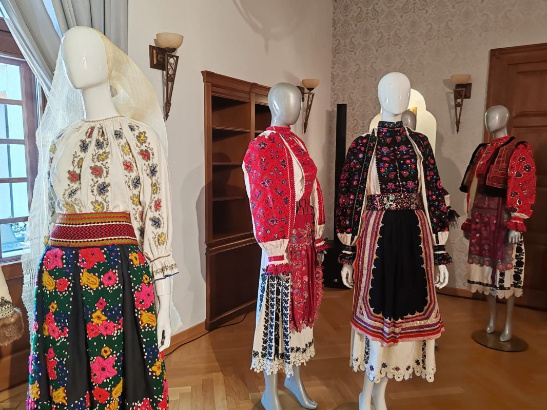 „Alai” în costume populare 335835