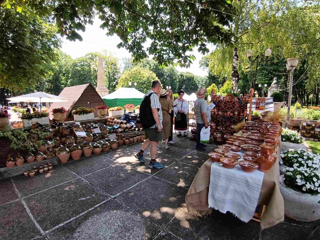 O reașezare a istoriei Târgului de Ceramică „Cucuteni 5000” 335866