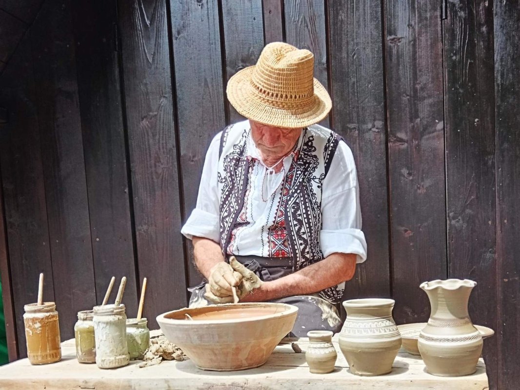 O reașezare a istoriei Târgului de Ceramică „Cucuteni 5000” 335869