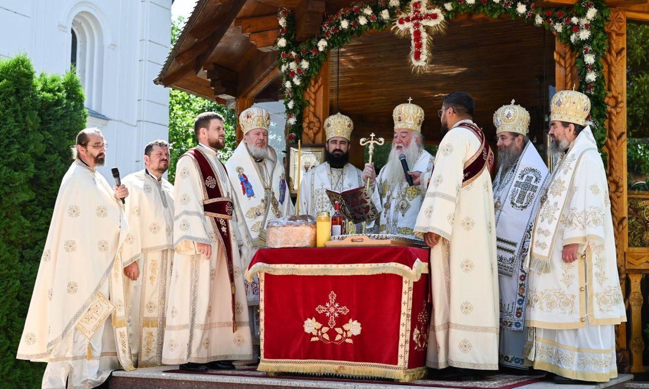 Pomenirea Sfinților Apostoli la Catedrala Episcopală din Deva 335911